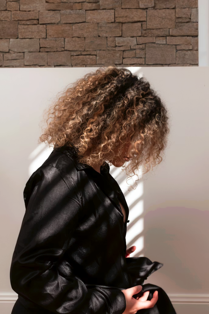 donne con i capelli ricci